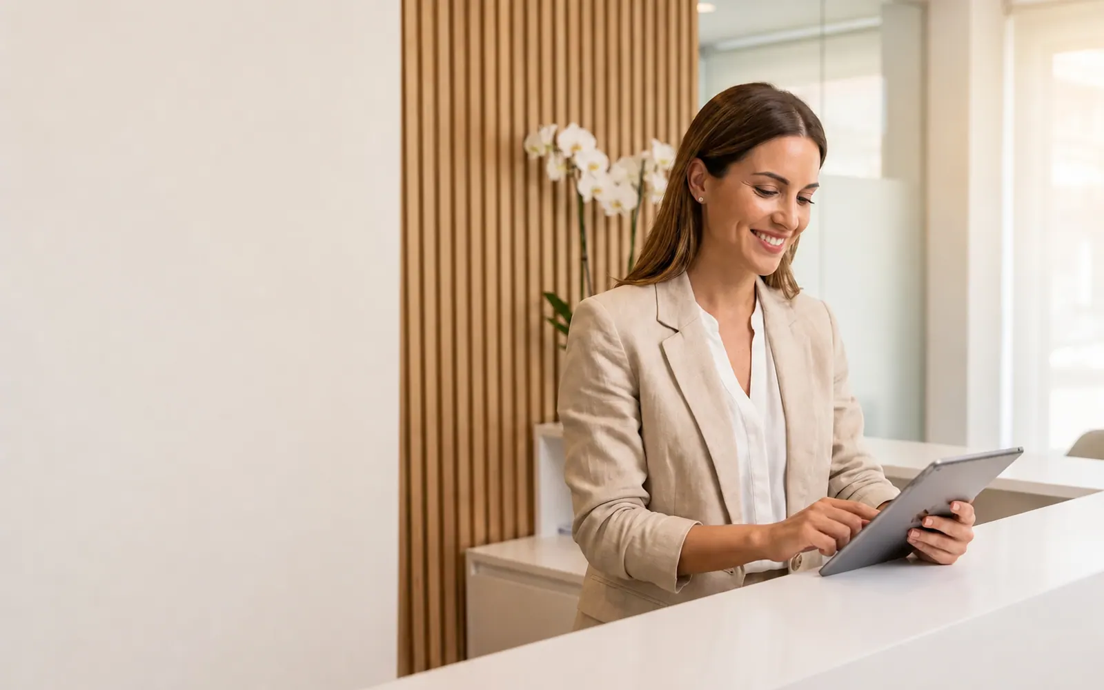 Recepcionista gestionando la agenda del equipo en el software de un centro de estética