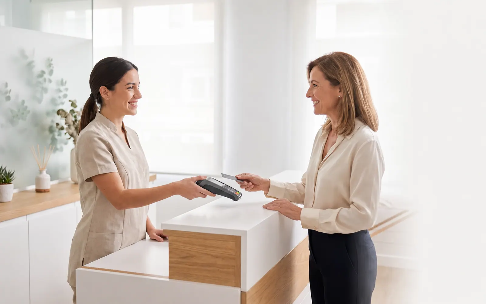 Recepcionista proponiendo la próxima cita a una clienta en la caja de un centro de estética