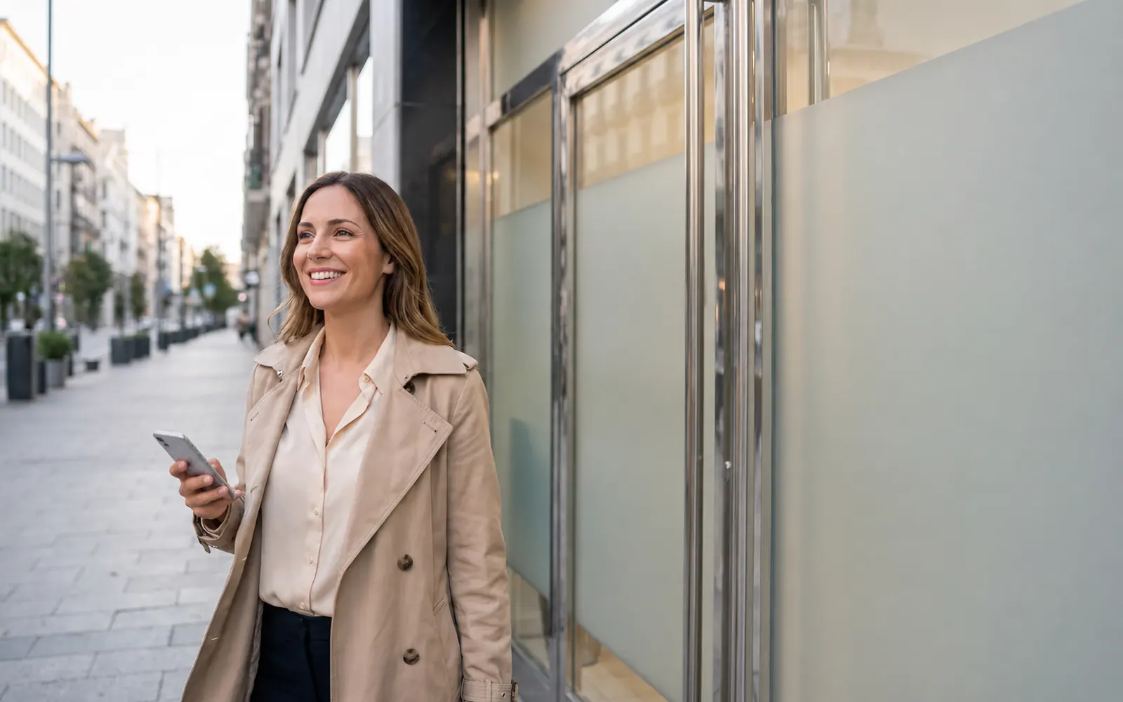 Cliente satisfaite laissant un nouvel avis Google à son institut esthétique